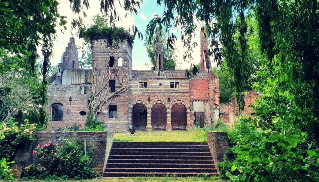 Kasteel Asten, de ruïne in vooraanzicht